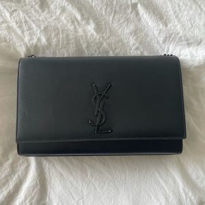 Kate Medium In Grain De Poudre Embossed Leather